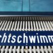 Experte fordert Schwimmbadverbote für »Handy-Eltern«