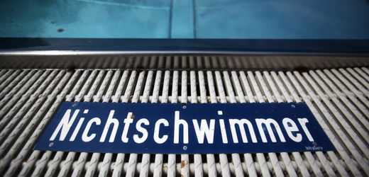 Experte fordert Schwimmbadverbote für »Handy-Eltern«