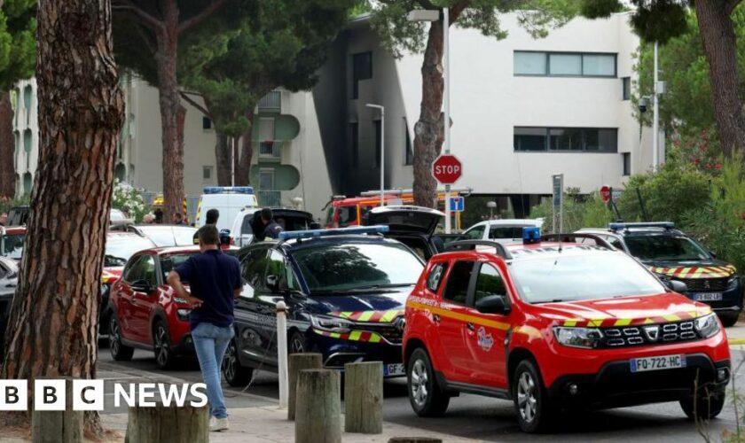 Explosion outside French synagogue injures police officer