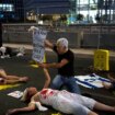 Familiares de rehenes cortan una autopista en Tel Aviv para exigir un acuerdo a Netanyahu