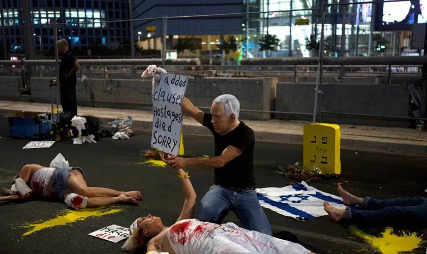 Familiares de rehenes cortan una autopista en Tel Aviv para exigir un acuerdo a Netanyahu