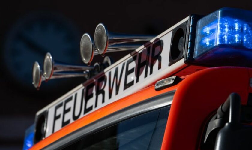 Die Feuerwehr belüftete bei einem Brand in einer Bremer Klinik den verrauchten Bereich. (Symbolbild) Foto: Marijan Murat/dpa