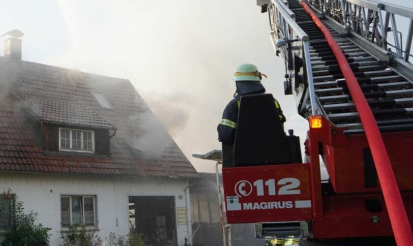 Mehrstündiger Einsatz für die Feuerwehr in Tettnang. Foto: Südwestdeutsches Mediennetzwerk/dpa