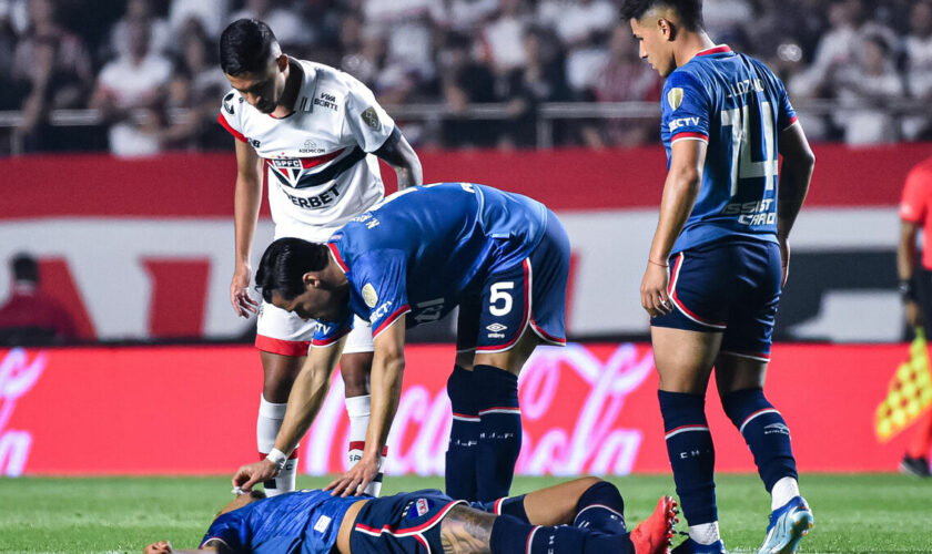 Football : l’Uruguayen Juan Izquierdo, victime d’une crise cardiaque sur le terrain il y a cinq jours, est mort