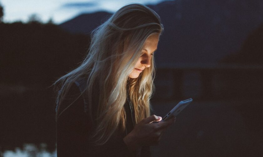 Fouiller le téléphone de l'être aimé ne fait aucun bien