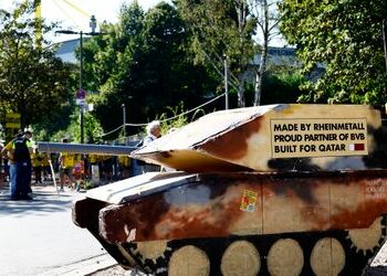 Fußball: Fans von Borussia Dortmund protestieren mit Plastikpanzer gegen Rheinmetall