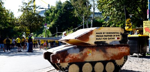 Fußball: Fans von Borussia Dortmund protestieren mit Plastikpanzer gegen Rheinmetall