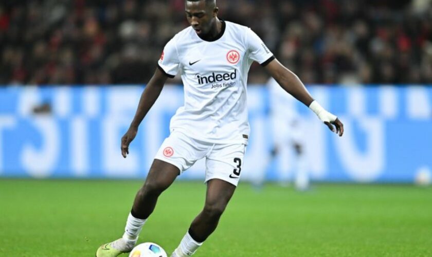 Willian Pacho fehlt Eintracht Frankfurt im Test, weil er Gespräche mit einem anderen Club führt. Foto: Marius Becker/dpa