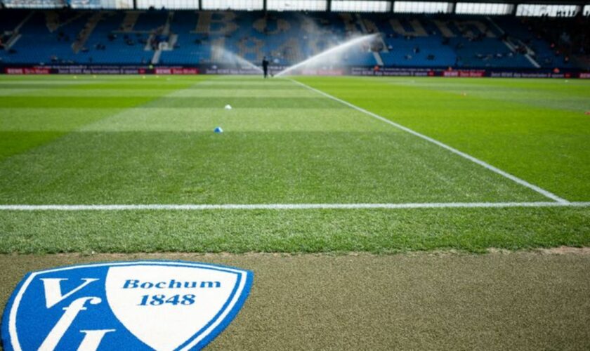 Ein besonderer Schriftzug ziert das Pokaltrikot des VfL Bochum. Foto: Fabian Strauch/dpa