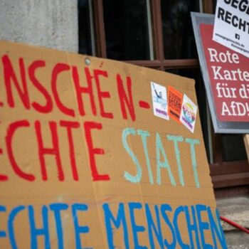 Zu einer Demo gegen Rechtsextremismus sind in Erfurt mehrere hundert Menschen auf die Straße gegangen. (Symbolbild) Foto: Hannes