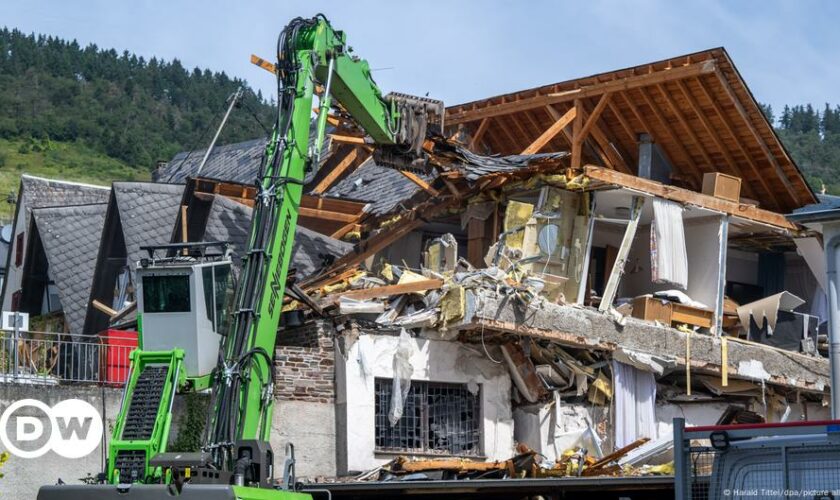 Germany: Collapsed hotel requires further demolition