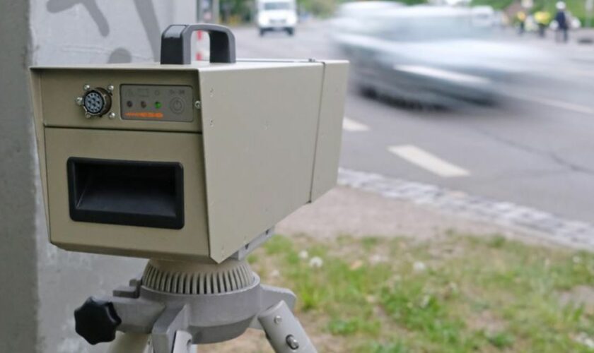 Bis zum Wochenende blitzt es in mehreren Bundesländern am Straßenrand öfters als sonst. (Archivfoto) Foto: Sebastian Willnow/dpa