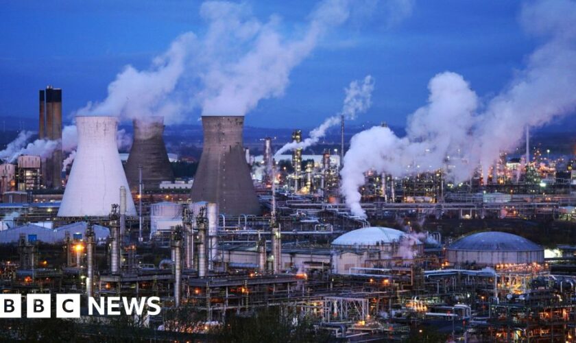 Grangemouth workers rally to save oil refinery jobs