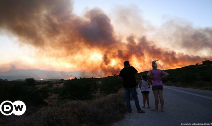 Großbrand nahe Athen tobt weiter - Ortschaften evakuiert