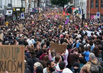 Großbritannien: Tausende gehen gegen Rechtsextremismus auf die Straße