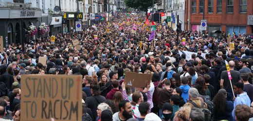 Großbritannien: Tausende gehen gegen Rechtsextremismus auf die Straße