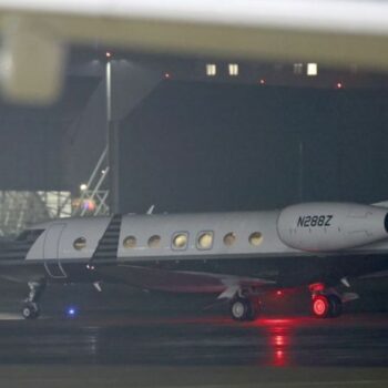 Zwei Flugzeuge mit Freigelassenen landeten am Abend nach dem Gefangenenaustausch am Flughafen Köln/Bonn. Sie waren in Ankara ges