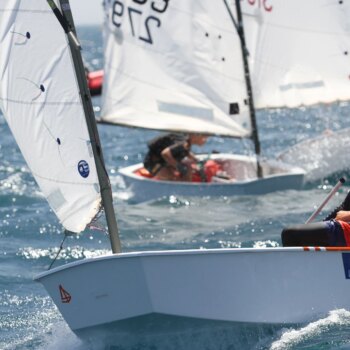 Izán Rogel (Optmist) y Julia Cantón (Ilca4) mantienen el primer puesto, y Pablo Rivas es líder en Ilca6 en el Trofeo de Vela Ligera Real Club Marítimo Melilla