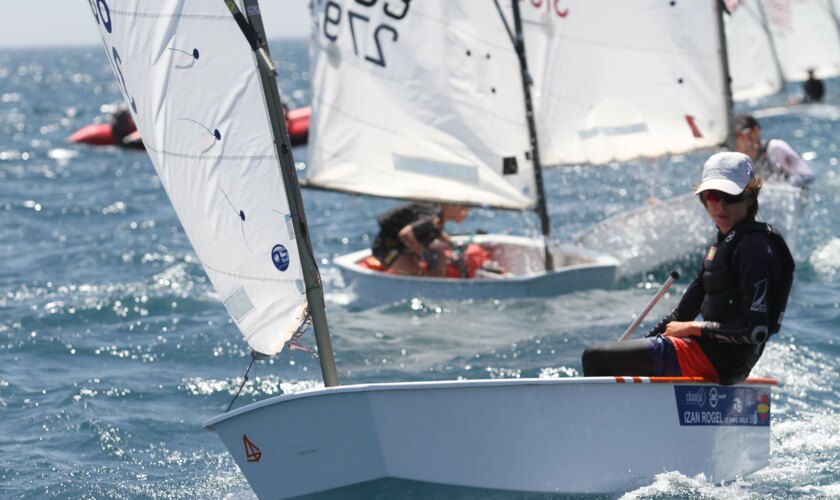 Izán Rogel (Optmist) y Julia Cantón (Ilca4) mantienen el primer puesto, y Pablo Rivas es líder en Ilca6 en el Trofeo de Vela Ligera Real Club Marítimo Melilla