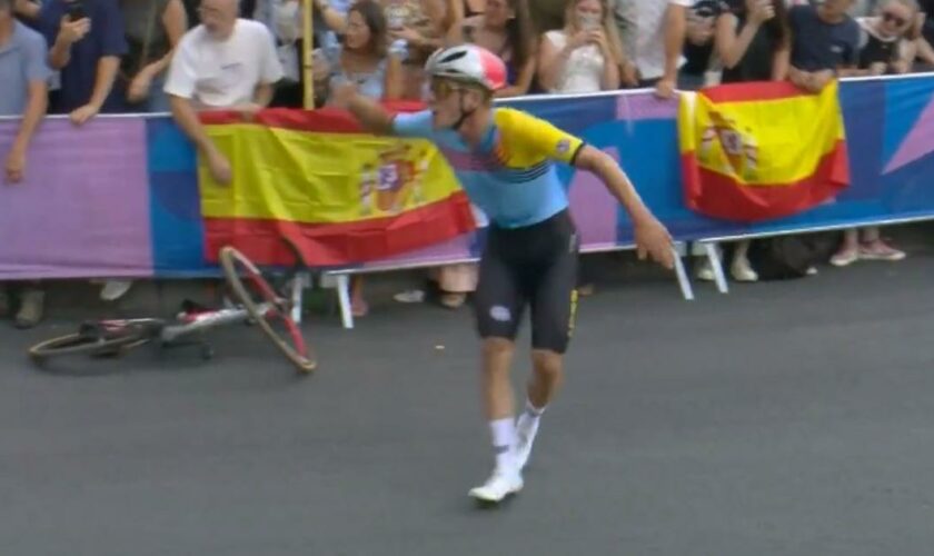 JO - Cyclisme : en vidéo, la panique d’Evenepoel victime d’une crevaison à 3km de l’arrivée alors qu’il avait course gagnée