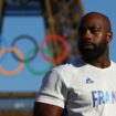 JO - Judo : la haie d’honneur réservée au champion olympique Teddy Riner à l’aéroport de Paris-Orly en vidéo