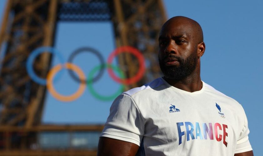 JO - Judo : la haie d’honneur réservée au champion olympique Teddy Riner à l’aéroport de Paris-Orly en vidéo