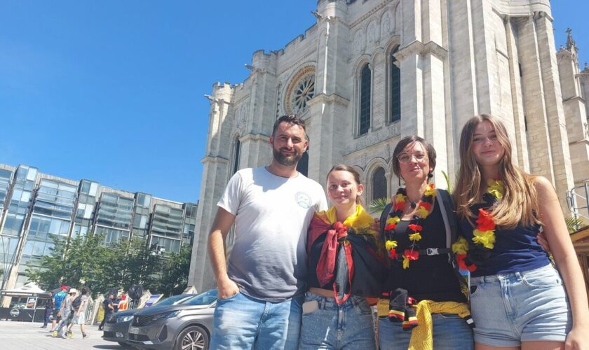 JO Paris 2024 : la « wonderful » balade des touristes étrangers, du Stade de France à la basilique Saint-Denis