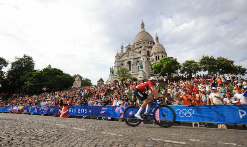 JO Paris 2024 : un demi-million de personnes dans les rues de Paris pour la course de cyclisme