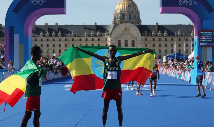 JO : nouveau record olympique, médaille d’or... Tola rentre dans la légende en remportant l'un des marathons les plus difficiles de l'histoire