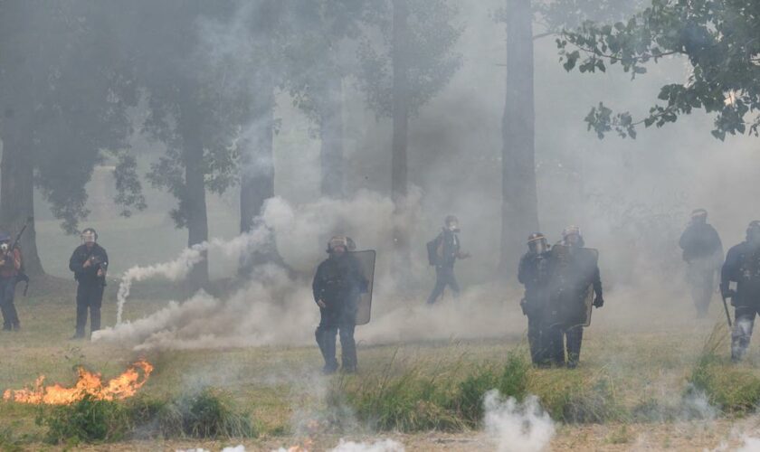 «Jets de pierres catapultées et cocktail Molotov» : nouveaux heurts entre opposants à l’autoroute A69 et les forces de l'ordre