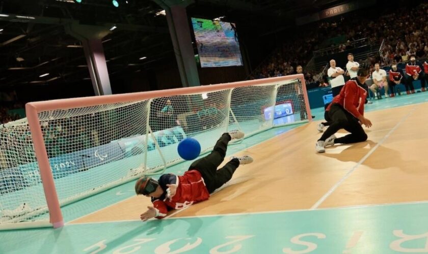 Jeux paralympiques : le goalball, un sport entre handball et bowling, silences et ambiance folle