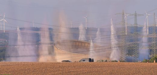 Kühltürme in Grafenrheinfeld gesprengt: Eine Hochrisikotechnologie zerfällt zu Schutt und Asche