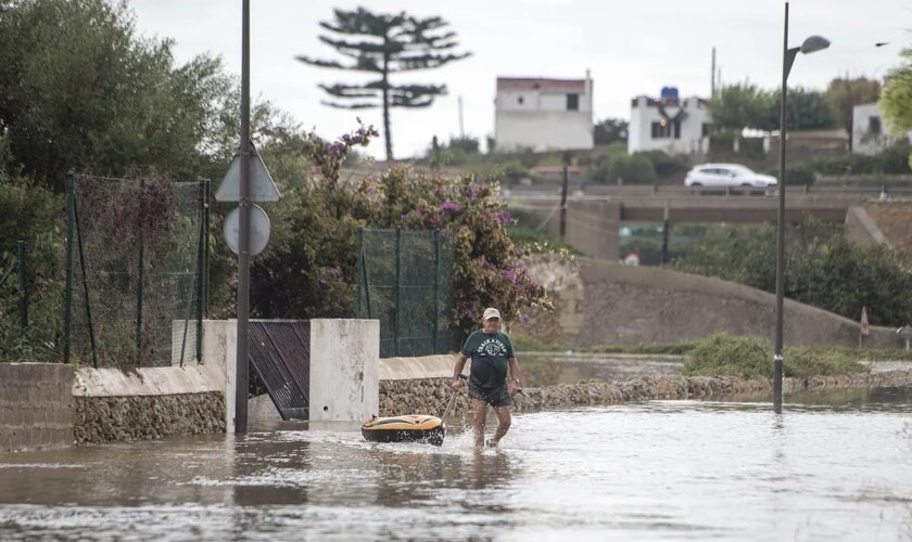 La DANA inunda carreteras y se lleva por delante decenas de coches en Menorca