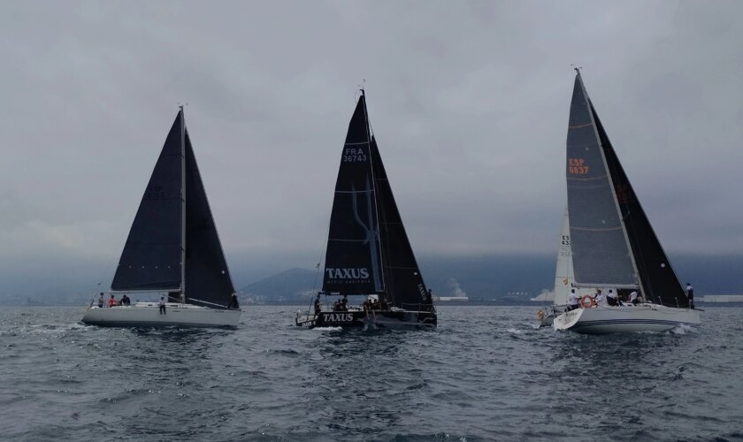 La Regata Cantábrica- V Trofeo Aproches empezó en aguas del Abra rumbo a Gijón