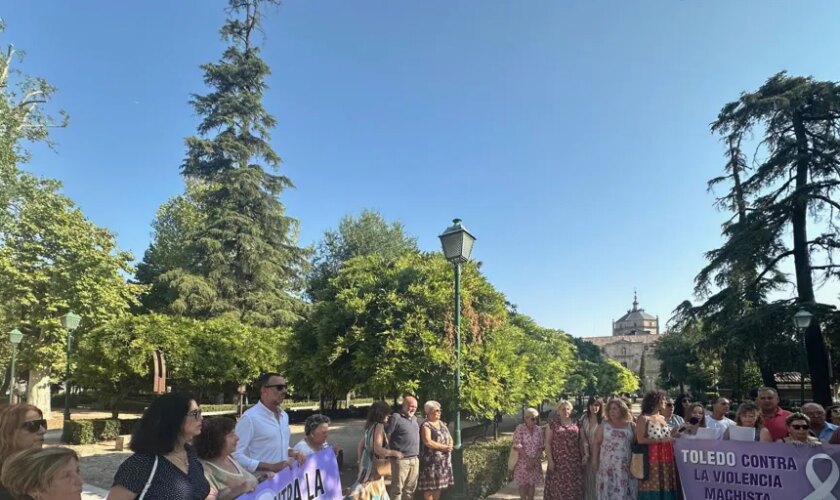 La división se repite en el acto mensual contra la violencia de género en Toledo