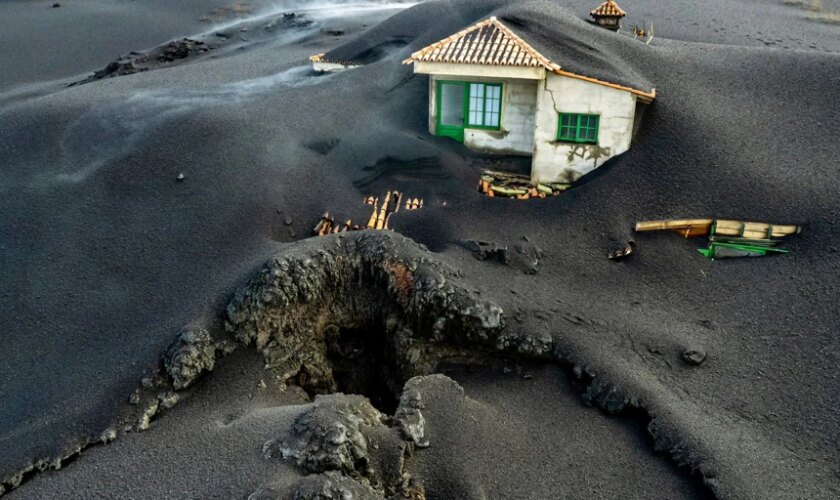 La dueña de la casa con el volcán  en el jardín la cubre de plástico: «Yo no tengo acceso pero los turistas van a sacarle fotos, estoy harta»