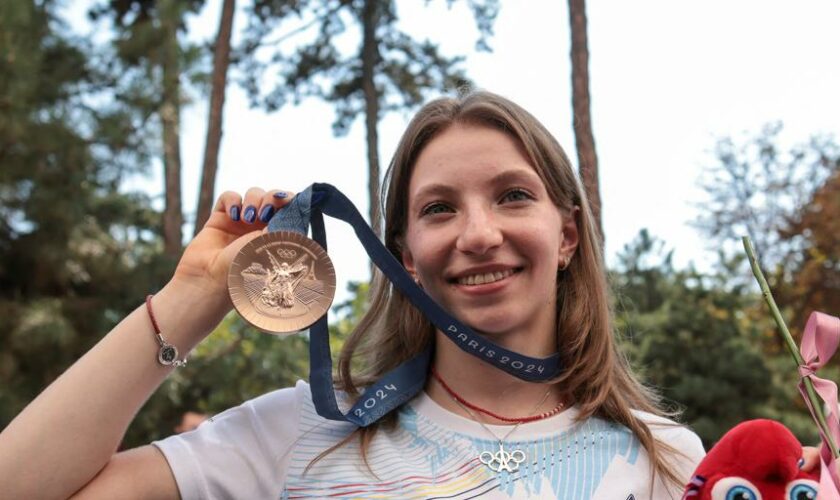 La gimnasta rumana Ana Barbosu recibe su medalla olímpica de bronce