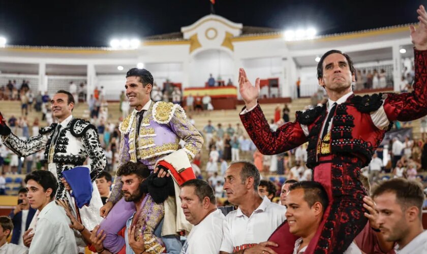 La gran fiesta nocturna de Marbella: triple puerta grande de Enrique Ponce, Talavante y Juan Ortega