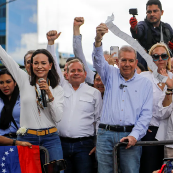 La oposición pide a los militares que desobedezcan ante la "brutal ofensiva" de Maduro