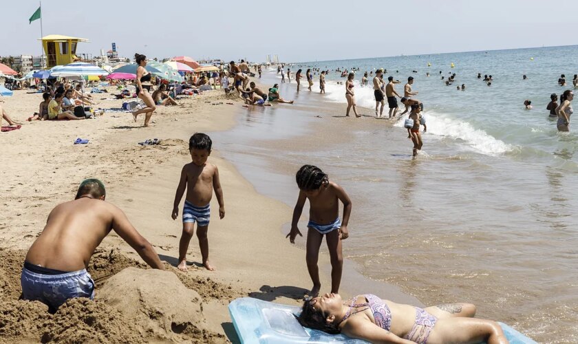 La playa del PSC donde gobierna el PP: "Es un teatrillo de Puigdemont y del gobierno"