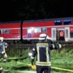 Am Bahnhof Augustfehn in Apen stürzt ein Baum auf eine Oberleitung und bringt den Zugverkehr zum Erliegen. Foto: Nord-West-Media