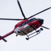 Ein Rettungshubschrauber flog den schwer verletzten Motorradfahrer in eine Klinik. (Symbolbild) Foto: Stefan Sauer/dpa