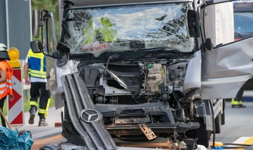 Bei einem Auffahrunfall auf der Autobahn 9 wurden zwei Lkw-Fahrer verletzt. Foto: Haubner/Vifogra/dpa