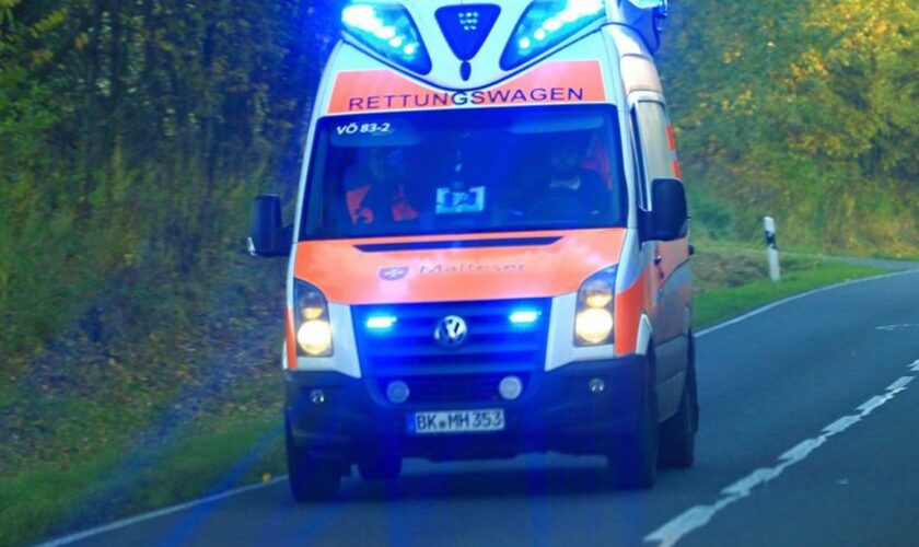 Der Motorradfahrer wurde einem Polizeisprecher zufolge mit einem Rettungswagen ins Krankenhaus gebracht. (Symbolbild) Foto: Jens