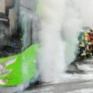 Mehrere Feuerwehrleute waren bei dem Busbrand im Einsatz. Foto: Fritz Pavlon/EinsatzReport24/dpa