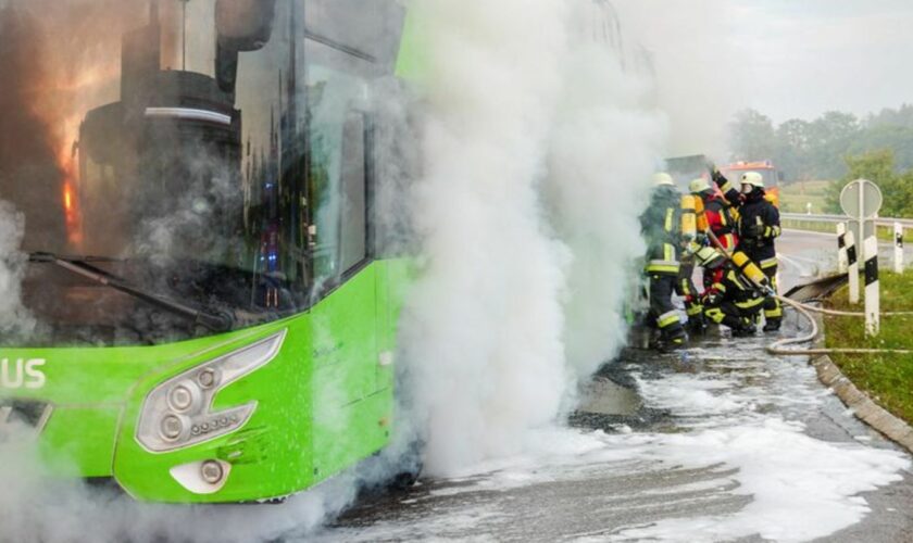 Mehrere Feuerwehrleute waren bei dem Busbrand im Einsatz. Foto: Fritz Pavlon/EinsatzReport24/dpa