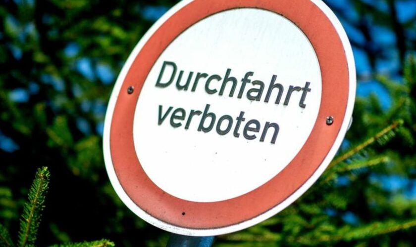 Autofahrer dürfen ein Stück der Landesstraße 156 nicht befahren - ignorieren jedoch die Sperrung. (Symbolbild) Foto: Hauke-Chris