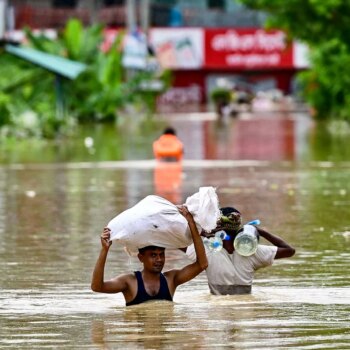 Las peores inundaciones en Bangladesh dejan al menos 42 muertos y 300.000 refugiados