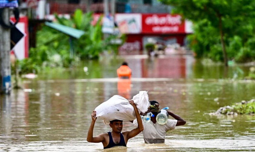 Las peores inundaciones en Bangladesh dejan al menos 42 muertos y 300.000 refugiados