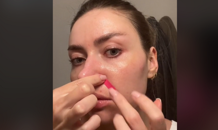 Le « face taping », la nouvelle tendance TikTok « inutile et dangereuse » pour gommer les rides